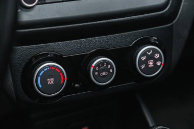 Novosibirsk, Rusya - 18 Kasım 2021: Kia Rio, Buttons iklim kontrol panelindeki araba klimasını açtığınız için