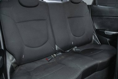 Novosibirsk, Rusya - 18 Kasım 2021: Kia Rio, Araç içi, arka koltukların bir kısmı
