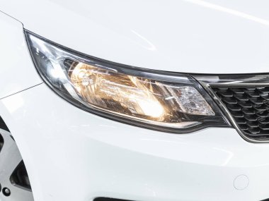 Novosibirsk, Rusya - 18 Kasım 2021: Kia Rio, modern bir arabanın parlayan farları