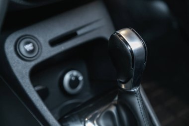 Novosibirsk, Rusya - 03 Ekim 2021: Renault Kapture, Manüel şanzıman kolu