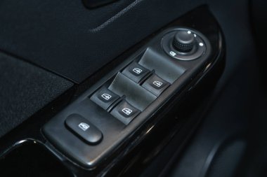 Novosibirsk, Rusya - 03 Ekim 2021: Renault Kapture, pencere kontrol paneli olan iç kolluk, kapı kilidi düğmesi. İç ayrıntılar.