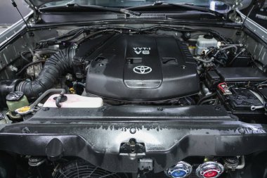 Novosibirsk, Rusya - 18 Kasım 2021: Toyota Land Cruiser Prado, güçlü motor kapanışı. Temiz motor bloğu