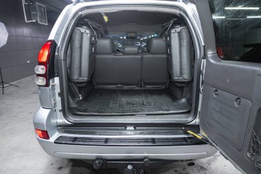 Novosibirsk, Rusya - 18 Kasım 2021: Toyota Land Cruiser Prado, açık bagaj, far, tampon, ön görüş