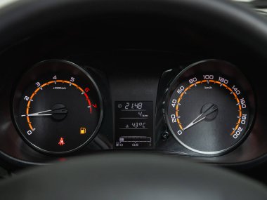 Novosibirsk, Rusya - 24 Ekim 2021: Lada Granta, Araç paneli, dijital parlak hız göstergesi, kilometre sayacı ve diğer araçlar