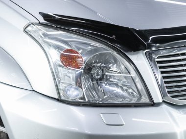 Novosibirsk, Rusya - 18 Kasım 2021: Toyota Land Cruiser Prado, modern bir arabanın parlayan farları