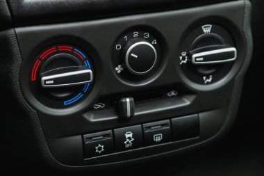 Novosibirsk, Rusya - 24 Ekim 2021: Lada Granta, Buttons iklim kontrol panelinin araba klimasını açmak için