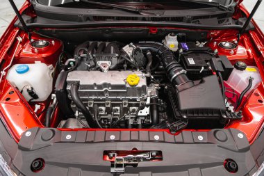 Novosibirsk, Rusya - 24 Ekim 2021: Lada Granta, güçlü motor kapanışı. Temiz motor bloğu
