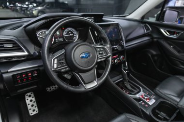 Novosibirsk, Rusya - 30 Ekim 2021: Subaru Forester, gösterge paneli, oyuncu, logo ve düğmeli direksiyon, hız göstergesi ve takometresi