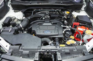 Novosibirsk, Rusya - 30 Ekim 2021: Subaru Forester, güçlü motor kapanışı. Temiz motor bloğu