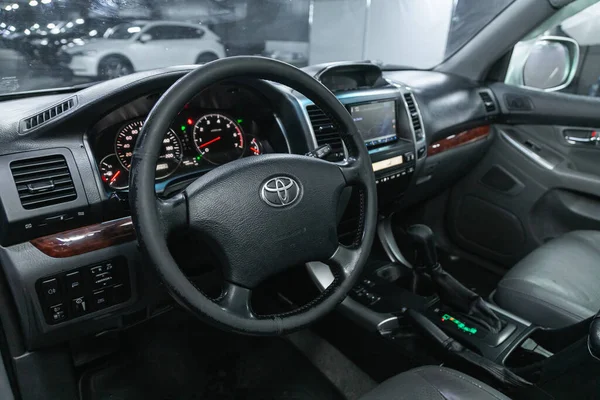러시아 노보시비르스크 2021 Toyota Land Cruiser Prado Dashboard Player Steering — 스톡 사진