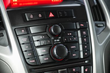 Novosibirsk, Rusya - 30 Ekim 2021: Opel Astra, radyo, oyuncu ve kontrol düğmesi olan siyah bir panele yakın çekim