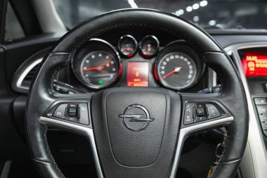 Novosibirsk, Rusya - 30 Ekim 2021: Opel Astra, direksiyon, vites kolu ve gösterge paneli