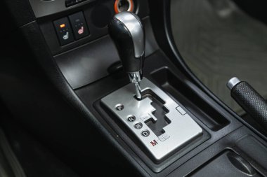 Novosibirsk, Rusya - 30 Ekim 2021: Mazda 3, modern bir arabanın otomatik vites kolu. 