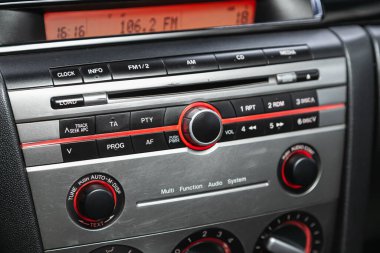 Novosibirsk, Rusya - 30 Ekim 2021: Mazda 3, radyo, oyuncu ve kontrol düğmesi olan siyah panele yakın çekim