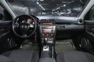 Novosibirsk, Rusya - 30 Ekim 2021: Mazda 3, gösterge paneli, oyuncu, direksiyon, gaz pedalı, düğmeler, koltuklar. 