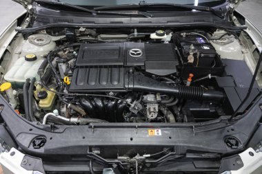 Novosibirsk, Rusya - 30 Ekim 2021 Mazda 3, temiz bir motor bloğunu kapatın. İçten yanmalı motor