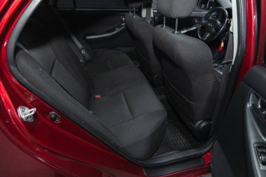 Novosibirsk, Rusya - 18 Kasım 2021: Toyota Corolla, iç tasarım, araç yolcuları ve emniyet kemerli sürücü koltukları.
