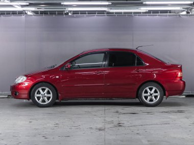 Novosibirsk, Rusya - 18 Kasım 2021: Kırmızı Toyota Corolla, yan görüş. Otoparkta popüler bir sedan.   