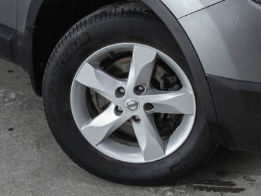 Novosibirsk, Rusya - 18 Kasım 2021: Nissan Qashqai, Araç tekerleğini kapat
