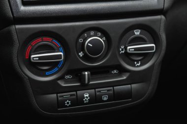 Novosibirsk, Rusya - 07 Ekim 2021: Lada Granta, kondisyon ve hava akışı kontrolü