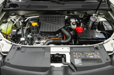 Novosibirsk, Rusya - 25 Ekim 2021: Renault Sandero Stepway, güçlü motor kapanışı. Temiz motor bloğu