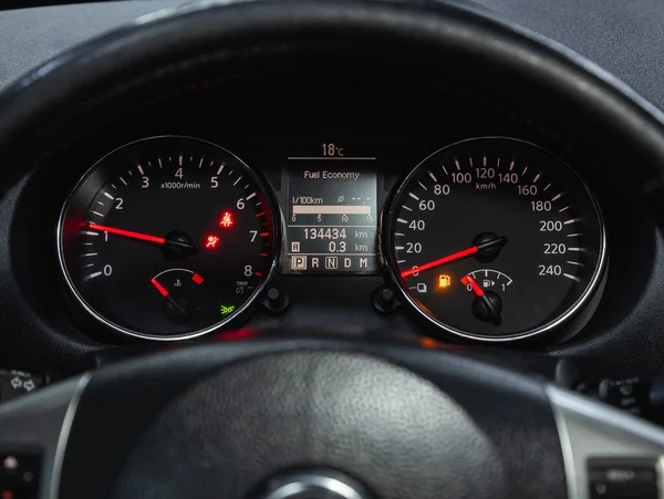 2021年11月18日 Nissan Qashqai Car Panel Digital Bright Speed Ometer Odometer — 图库照片