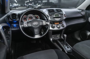 Novosibirsk, Rusya - 30 Ekim 2021: Toyota RAV-4, gösterge paneli, oyuncu, direksiyon, gaz kolu, düğmeler, koltuklar. 