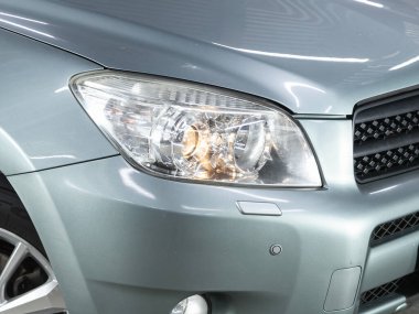 Novosibirsk, Rusya - 30 Ekim 2021: Toyota RAV-4, Modern bir arabanın Parlak Farları