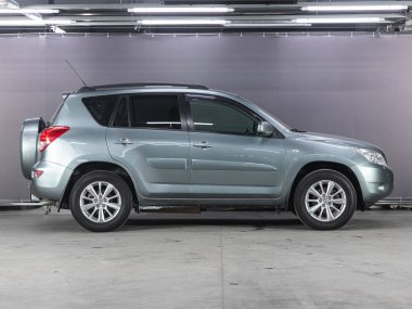 Novosibirsk, Rusya - 30 Ekim 2021: gümüş rengi Toyota RAV-4, yan görüş. Otoparkta popüler bir SUV.   