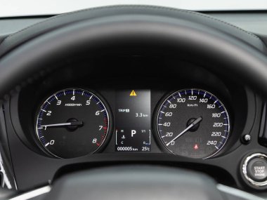 Novosibirsk, Rusya - 31 Ekim 2021: Mitsubishi Outlander, hız göstergesini devir ve kilometreyle kapatın