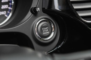 Novosibirsk, Rusya - 31 Ekim 2021: Mitsubishi Outlander, Otomobil motoru başlatma düğmesine bas uzaktan ateşleme başlatıcısı.