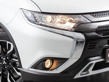 Novosibirsk, Rusya - 31 Ekim 2021: Mitsubishi Outlander, modern bir arabanın Parlak Farları