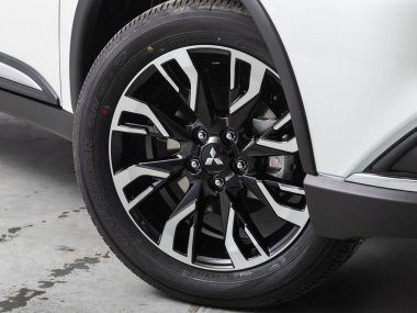 Novosibirsk, Rusya - 31 Ekim 2021: Mitsubishi Outlander, hafif alaşımlı tekerlekle arabanın ön tarafını kapatın
