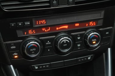 Novosibirsk, Rusya - 09 Kasım 2021: Mazda CX-5, bir arabanın içindeki havalandırma düğmesi ile ilgili detay