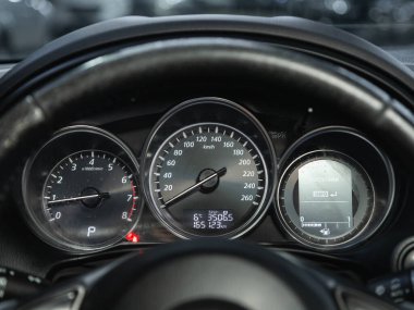 Novosibirsk, Rusya - 09 Kasım 2021: Mazda CX-5, hız göstergesini devir ve kilometreyle kapatın