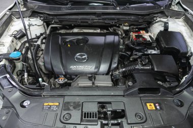 Novosibirsk, Rusya - 09 Kasım 2021: Mazda CX-5, araba motoru yakın çekim. İçten yanmalı motor, araba parçaları, ayreylin