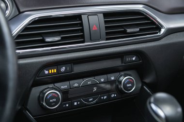Novosibirsk, Rusya - 01 Aralık 2021: Mazda CX-9, bir arabanın içindeki havalandırma düğmesiyle ayrıntılar