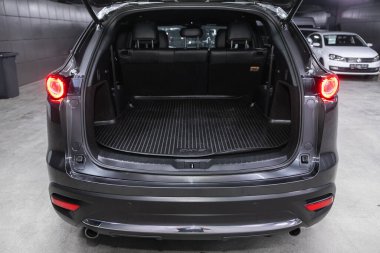 Novosibirsk, Rusya - 01 Aralık 2021: Mazda CX-9, Bagajı açık bir arabanın arka görüntüsü. Modern bir ca 'nın dışı.