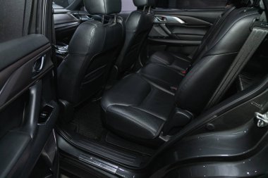 Novosibirsk, Rusya - 01 Aralık 2021: Mazda CX-9, arka sırada yolcu koltukları için siyah deri koltuklar.