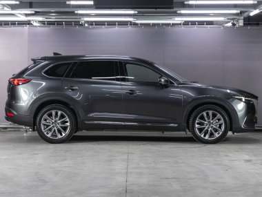 Novosibirsk, Rusya - 01 Aralık 2021: gri Mazda CX-9, yan görüş. Otoparkta popüler bir SUV.   