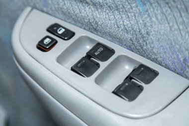 Novosibirsk, Rusya - 01 Aralık 2021: Toyota Raum, Araç kapısı iç kolluk pencere paneli, kapı kilidi düğmesi. 