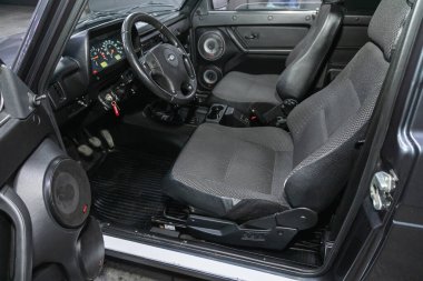 Novosibirsk, Rusya - 01 Aralık 2021: Lada Niva, gösterge paneli, oyuncu, direksiyon, gaz kolu, düğmeler, koltuklar. 