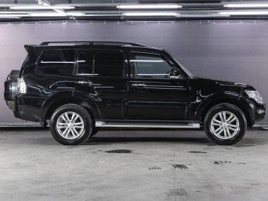 Novosibirsk, Rusya - 30 Ekim 2021: siyah Mitsubishi Pajero, yan görüş. Otoparkta popüler bir SUV.   