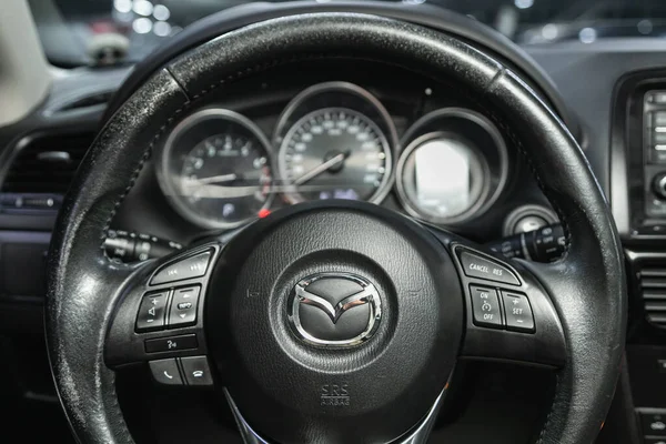 2021年11月9日 俄罗斯Novosibirsk Mazda 驾驶舱内部细节 速度计和速度计 — 图库照片