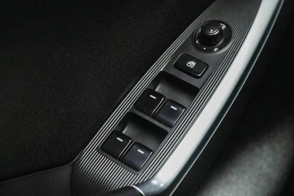 2021年11月9日 俄罗斯新锡尔斯克 Mazda 装有车窗控制面板的车门内部扶手 门锁按钮 — 图库照片