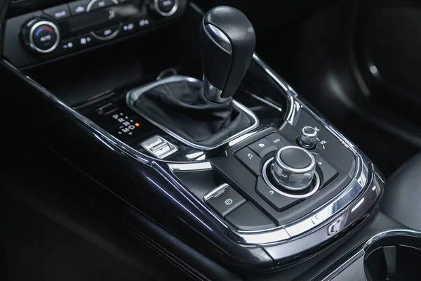 Novosibirsk, Rusya - 01 Aralık 2021: Mazda CX-9, otomatik vites kutusunun yakın görüntüsü. İç araba, otomatik vites kolu.