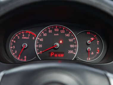 Novosibirsk, Rusya - 4 Kasım 2021: Suzuki SX4, hız göstergesini devir ve kilometreyle kapatın