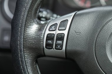Novosibirsk, Rusya - Kasım 04, 2021: Suzuki SX4, fonksiyon düğmeleri olan araba direksiyonunu kapat