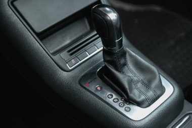 Novosibirsk, Rusya - 18 Kasım 2021: Volkswagen Tiguan, Araç Detaylandırması. Otomatik iletim kolu vardiyası