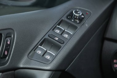 Novosibirsk, Rusya - 18 Kasım 2021: Volkswagen Tiguan, yan kapı düğmeleri: pencere, ayna ayarlama düğmeleri, kapı kilidi. Araba içeride.